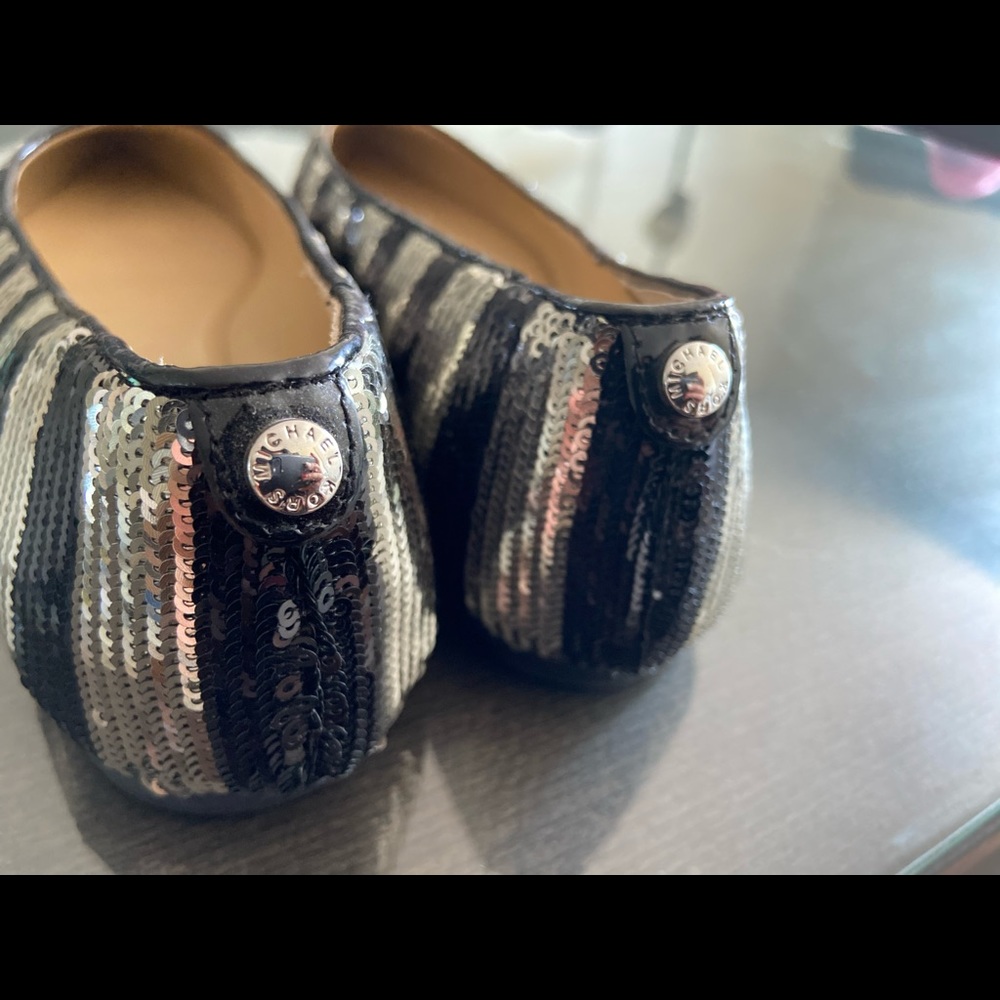 Michael Kors Arianna Flats. - Picture 2 of 7